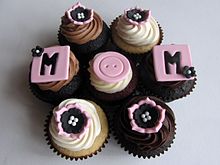 https://upload.wikimedia.org/wikipedia/commons/thumb/e/e6/Mother%27s_Day_Cupcakes_%284592972238%29.jpg/220px-Mother%27s_Day_Cupcakes_%284592972238%29.jpg
